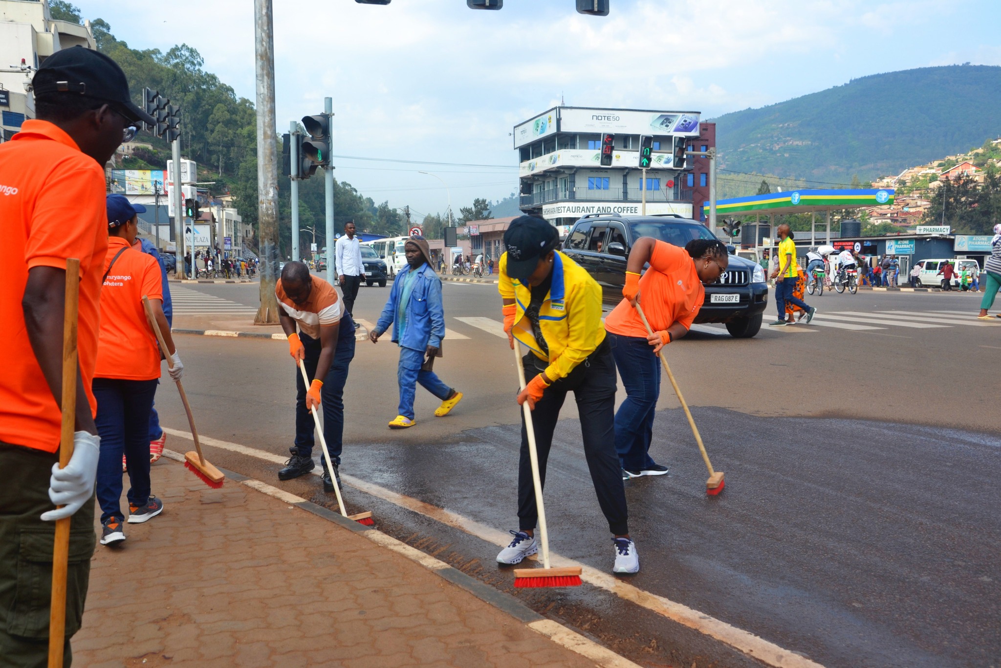 NYARUGENGE: Umuganda wakozwe  imodoka zisukura imihanda,  Nyabugogo isigarana isura nshya